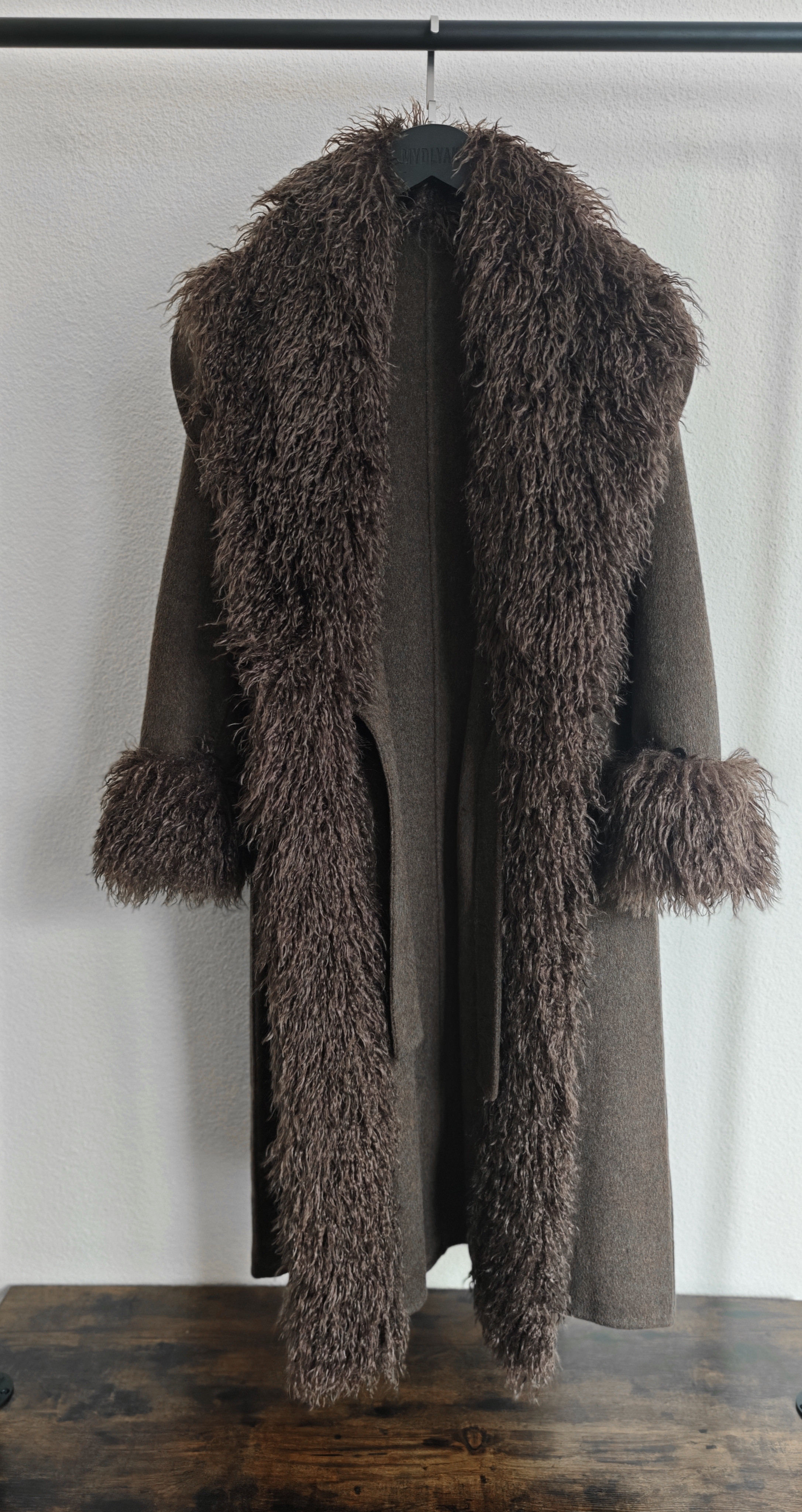 Жіноче пальто з фактурним знімним хутром у шоколадному відтінку