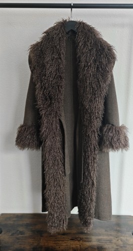 Жіноче пальто з фактурним знімним хутром у шоколадному відтінку